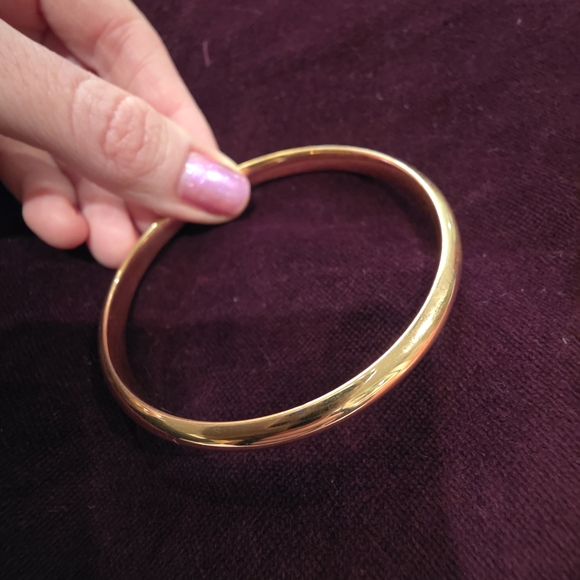 Elegant Gold Tone Bangle Bracelet - Picture 3 of 14